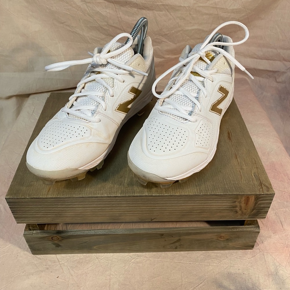 New Balance Women’s softball Cleats